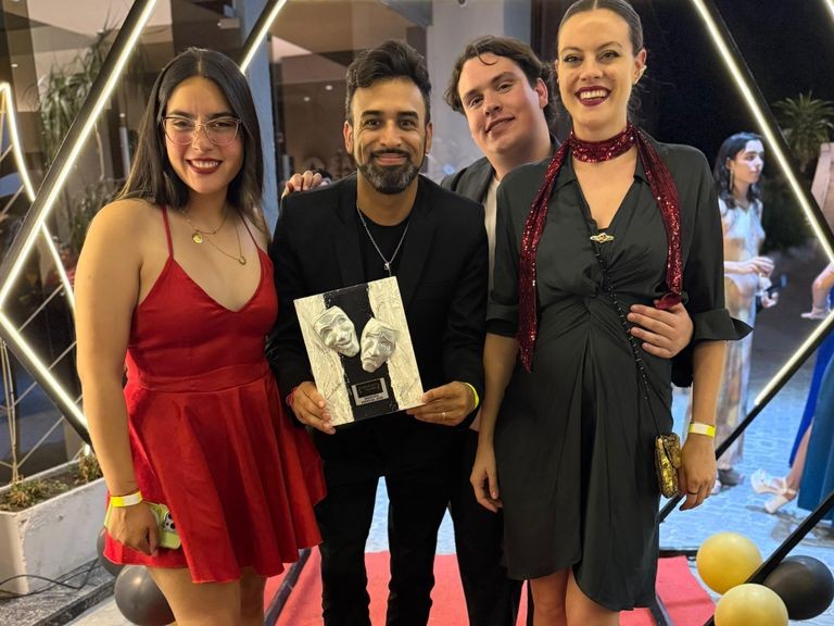 Adrián Vocos recibió el premio Grandes del Teatro en Carlos Paz