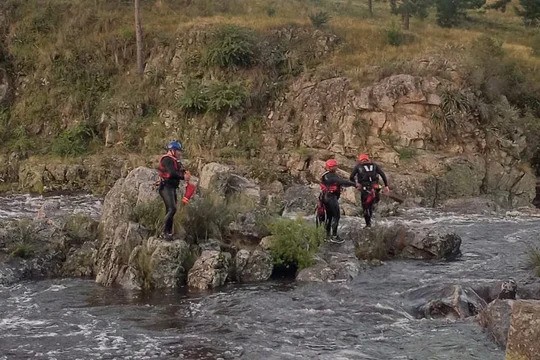 Dramático rescate de dos turistas arrastrados por el río El Durazno