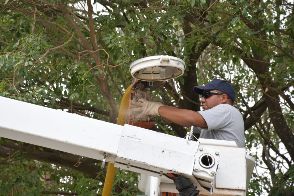 El municipio realiza recambio de luminarias en barrios Chalet y Dos Hermanos