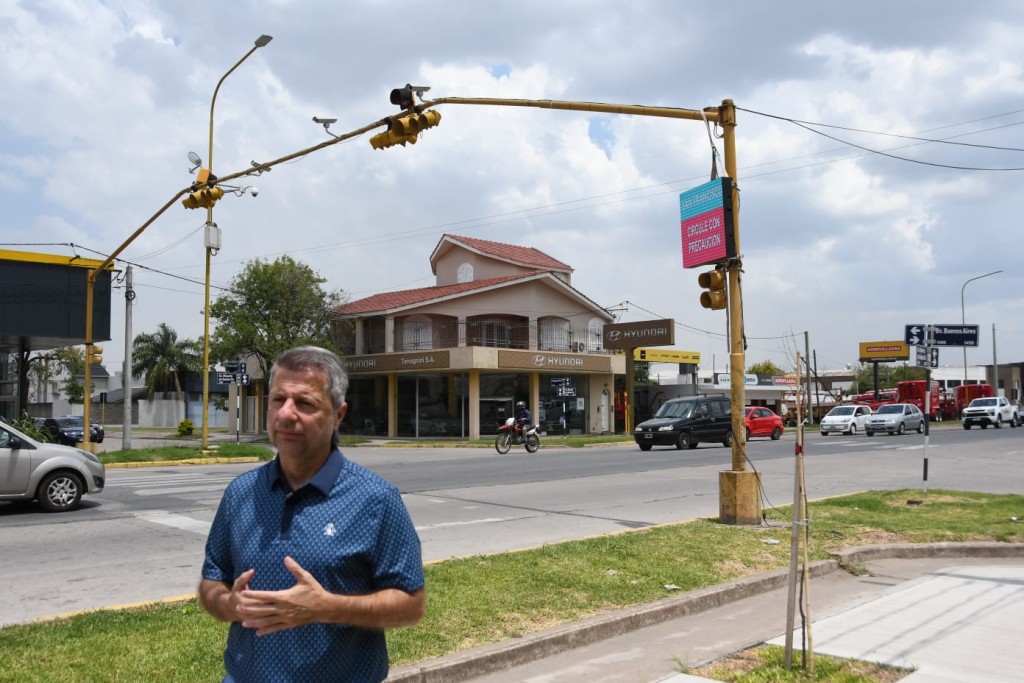 Mejoras en seguridad: municipio instala pantallas led detectoras de patentes en semáforos  