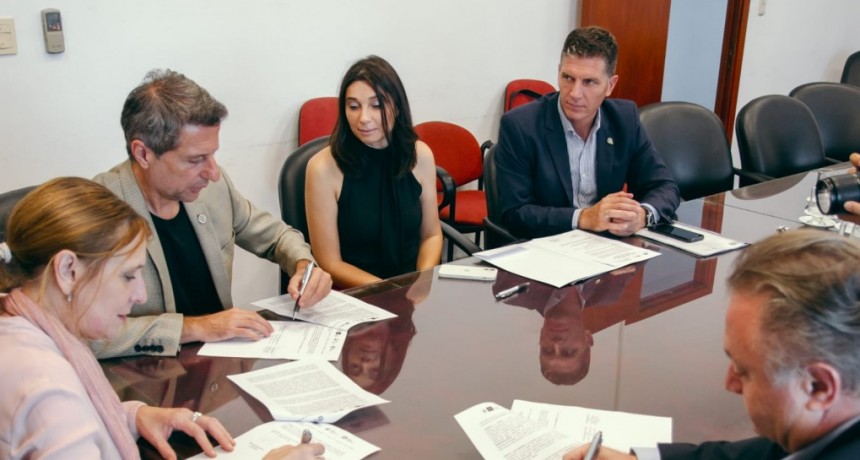 Bernarte firmó un convenio histórico con la Universidad Nacional de Córdoba