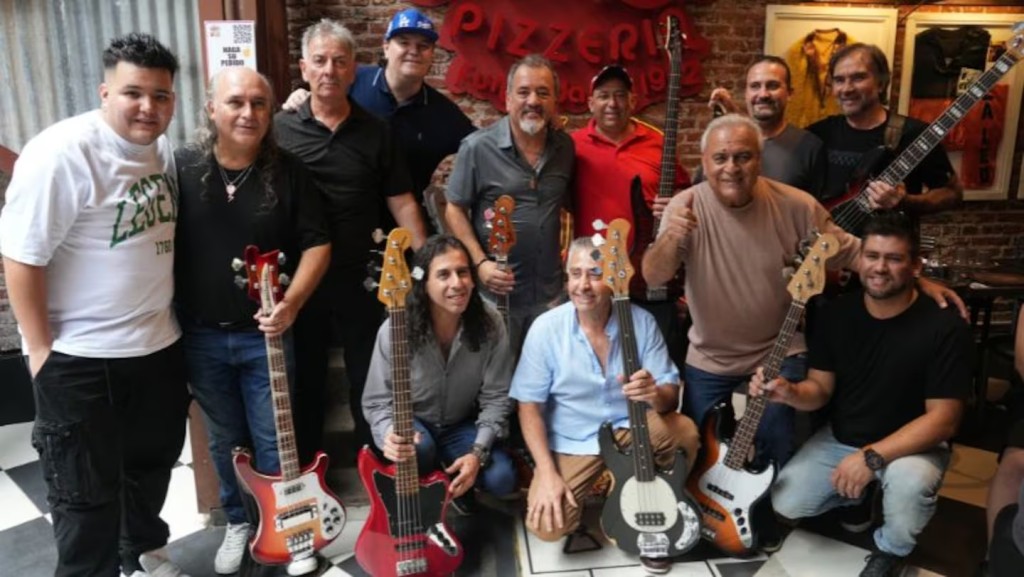 Decenas de m&uacute;sicos se juntaron para decretar el &ldquo;D&Iacute;A DEL BAJISTA CUARTETERO&rdquo; en honor a RICARDO VER&Oacute;N