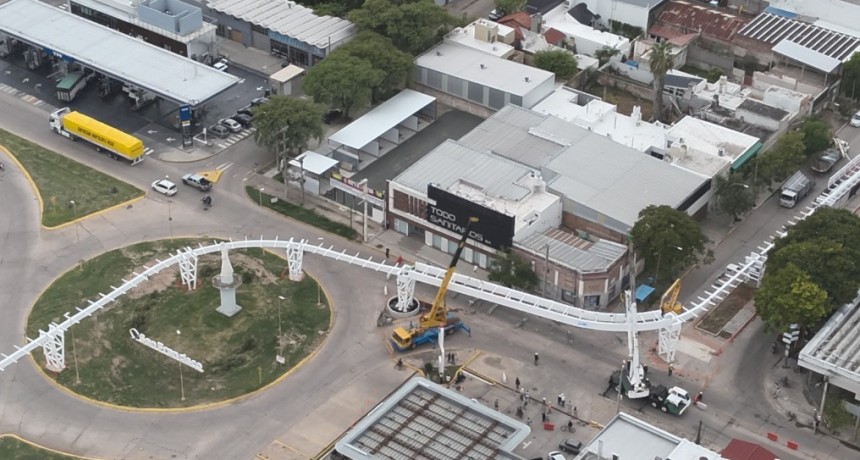 Se complet&oacute; el armado de la &uacute;ltima etapa de la estructura que sostiene el paso peatonal y bicisenda en altura