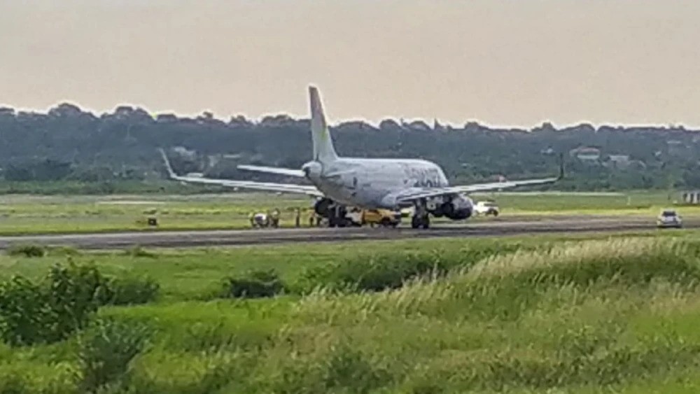 Amenaza de bomba en el avión de Luck Ra: el cuartetero fue evacuado de un vuelo en Paraguay