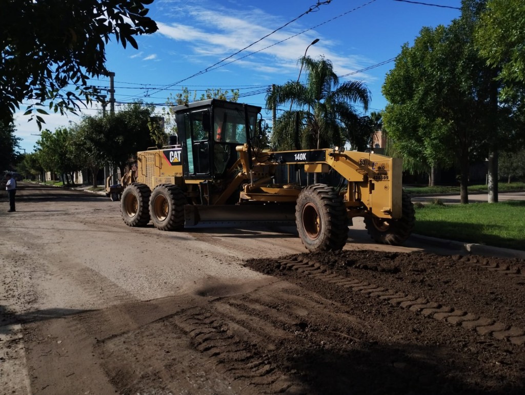Contin&uacute;an los trabajos de arreglo y mantenimiento de calles de tierra.