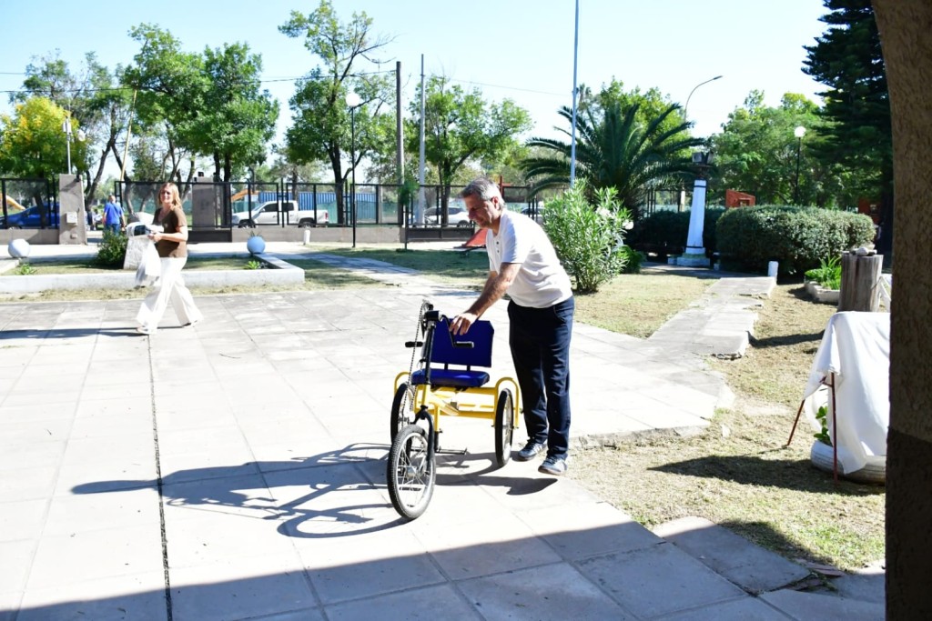 El municipio entreg&oacute; una bicicleta adaptada al Hogar de ancianos Enrique J. Carr&aacute;.