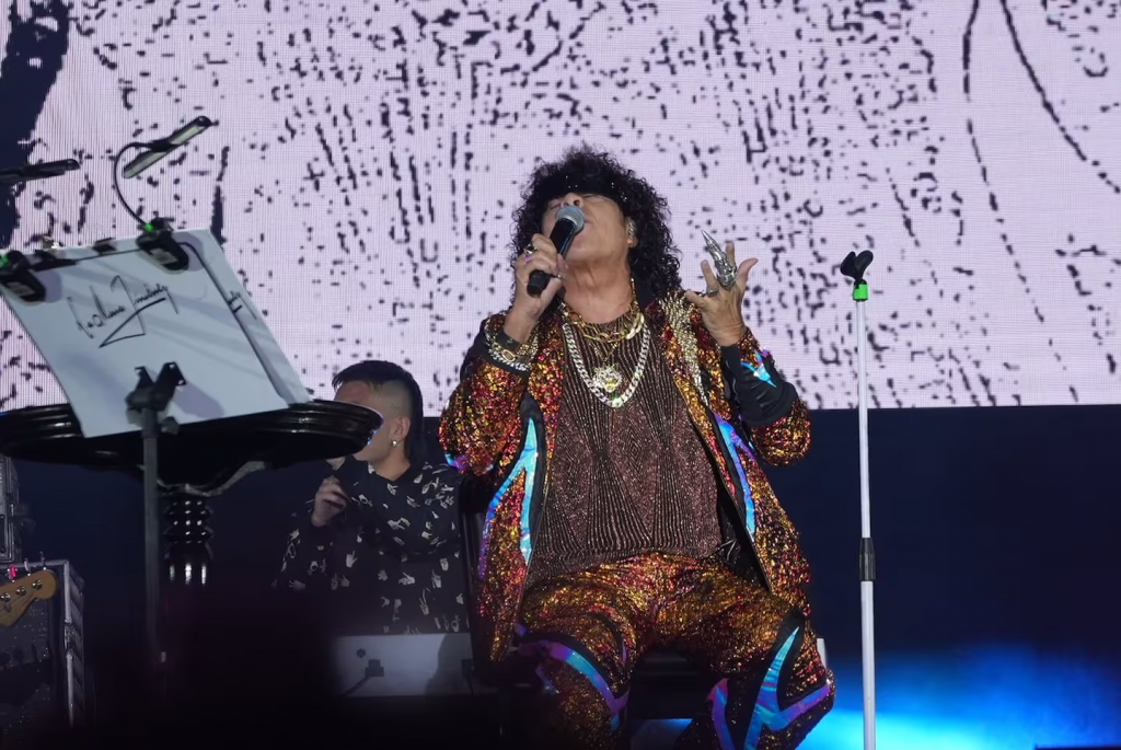 La Mona cantó sentado pero hizo bailar a todos en otra noche épica