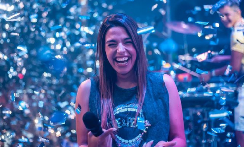 Euge Quevedo estrenó “Me cansé de ti” junto a La Banda de Carlitos grabado en vivo desde Villa Retiro