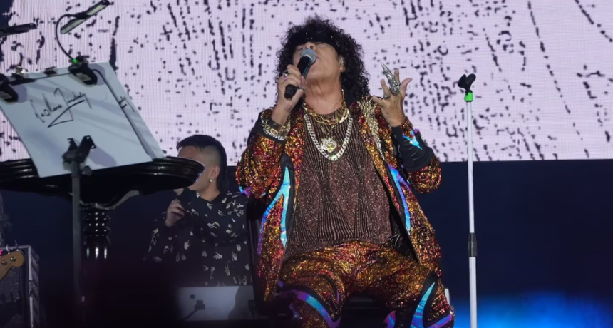 La Mona cantó sentado pero hizo bailar a todos en otra noche épica