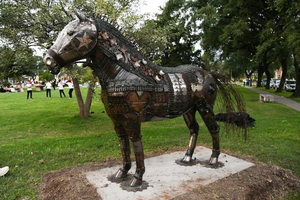 &ldquo;Arte Central&rdquo;: Una nueva intervenci&oacute;n lleg&oacute; a la Plaza V&eacute;lez Sarsfield.