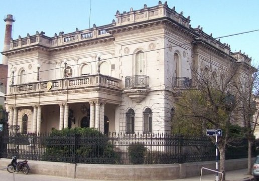 El municipio reducir&aacute; secretar&iacute;as, bajar&aacute; sueldos pol&iacute;ticos y congelar&aacute; salarios por 120 d&iacute;as.