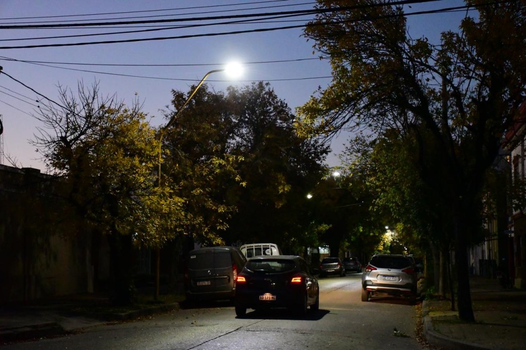 Luces LED: el municipio avanza en la &uacute;ltima etapa de equipamiento en el sector este.
