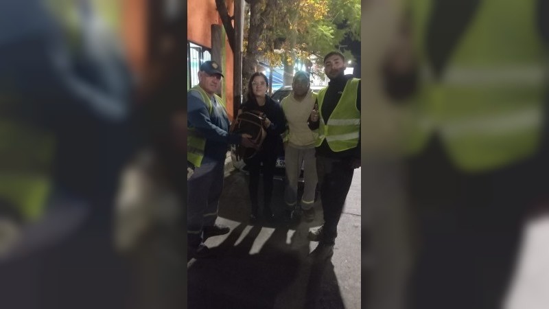 Encontraron un bolso en Plaza V&eacute;lez Sarsfield y lo devolvieron a su due&ntilde;a.