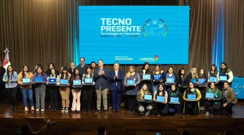 En San Francisco Llaryora entreg&oacute; netbooks y anunci&oacute; dos mil millones de pesos para financiar la educaci&oacute;n t&eacute;cnica provincial.
