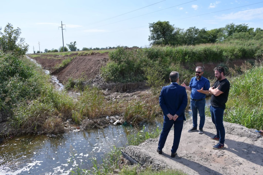 Se trabaja en la limpieza del canal de desag&uuml;es pluviales de la ruta nacional 158.