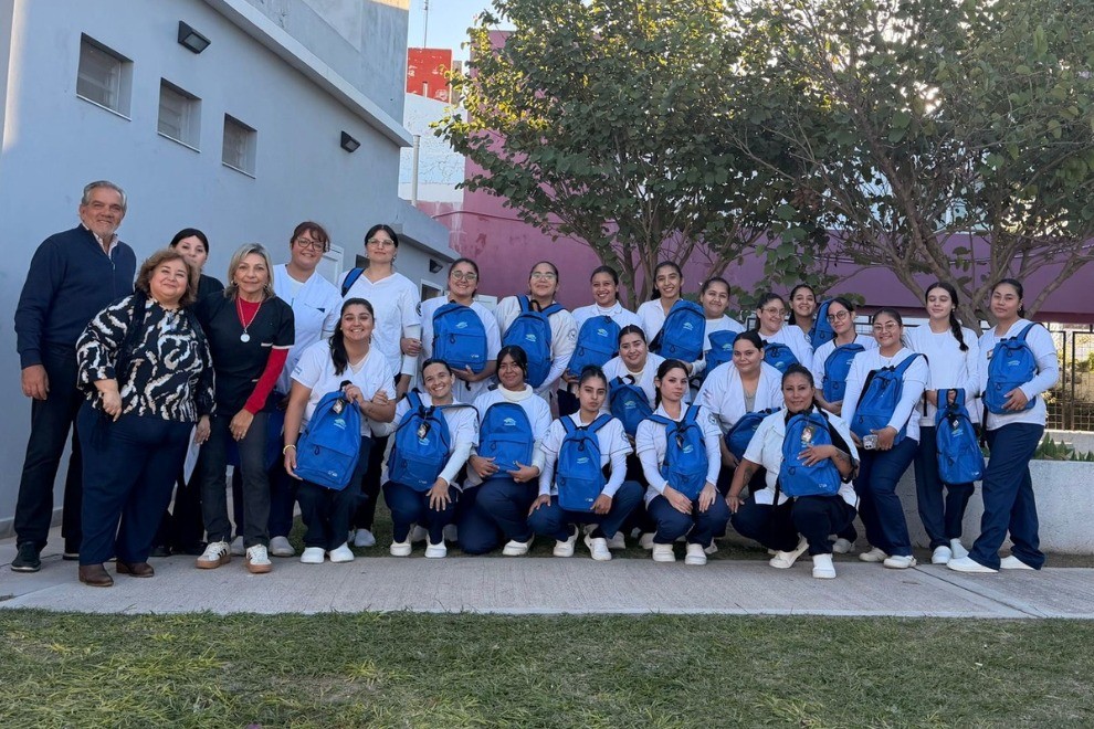 La Provincia fortalece la formaci&oacute;n de enfermeros con la entrega de mochilas e instrumental profesional.
