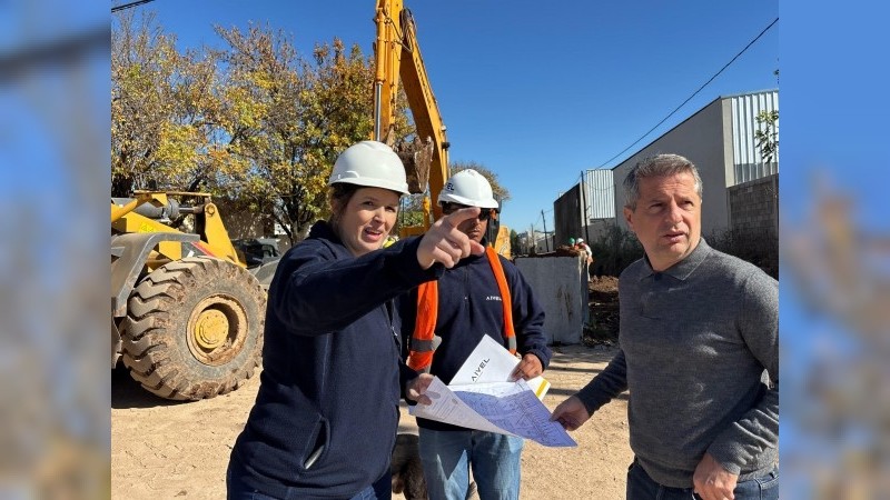 El intendente Bernarte recorri&oacute; el avance de la obra de entubado del canal pluvial en barrio Parque.