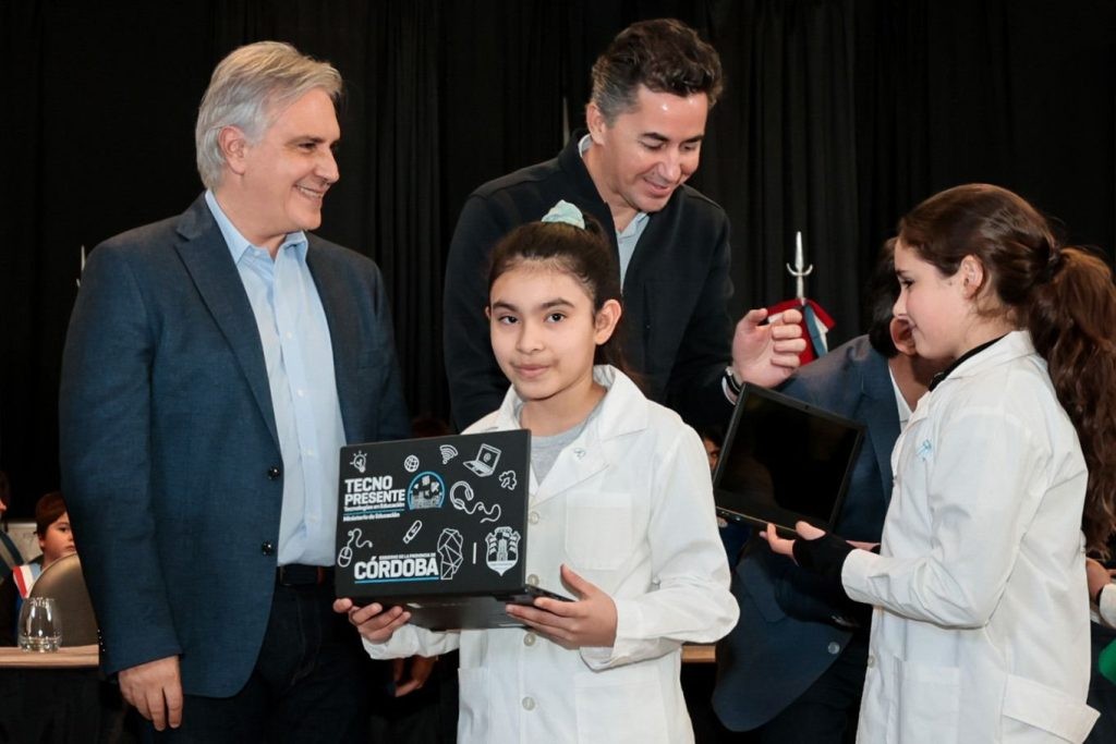 Llaryora entreg&oacute; netbooks a escuelas y anunci&oacute; obras en Luque, Matorrales y Rinc&oacute;n.