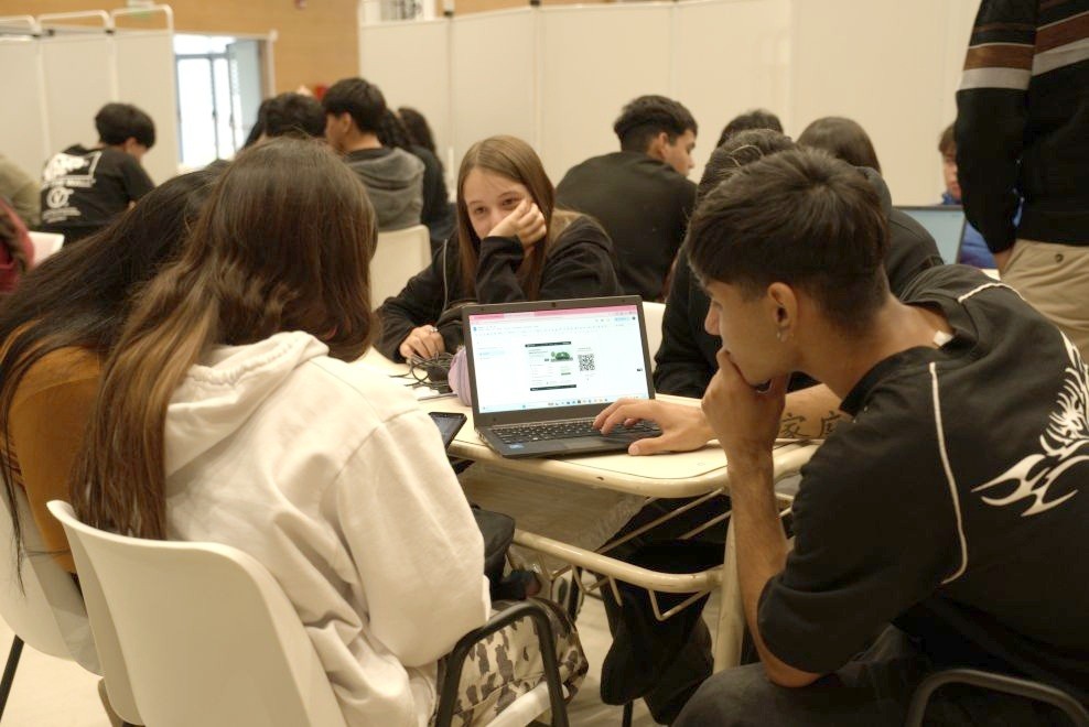 M&aacute;s de 400 estudiantes participaron en los talleres preparatorios para el concurso &ldquo;Usinas de Ideas con IA&rdquo;