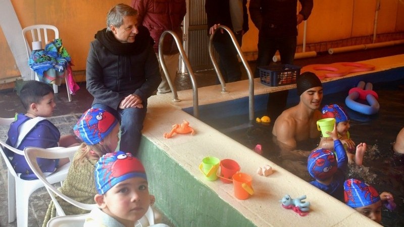 Los ni&ntilde;os del CDI Paula Albarrac&iacute;n de Sarmiento realizaron actividades acu&aacute;ticas en el Sport Autom&oacute;vil Club.