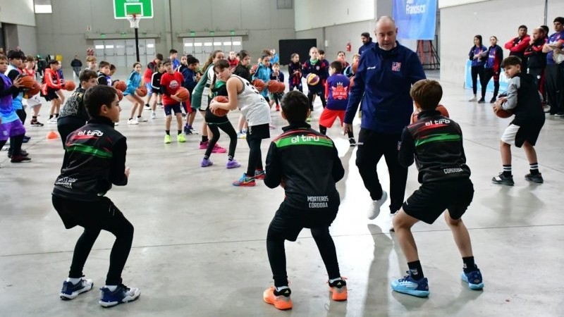 El Superdomo fue sede de una cl&iacute;nica de basquet para categor&iacute;as formativas.