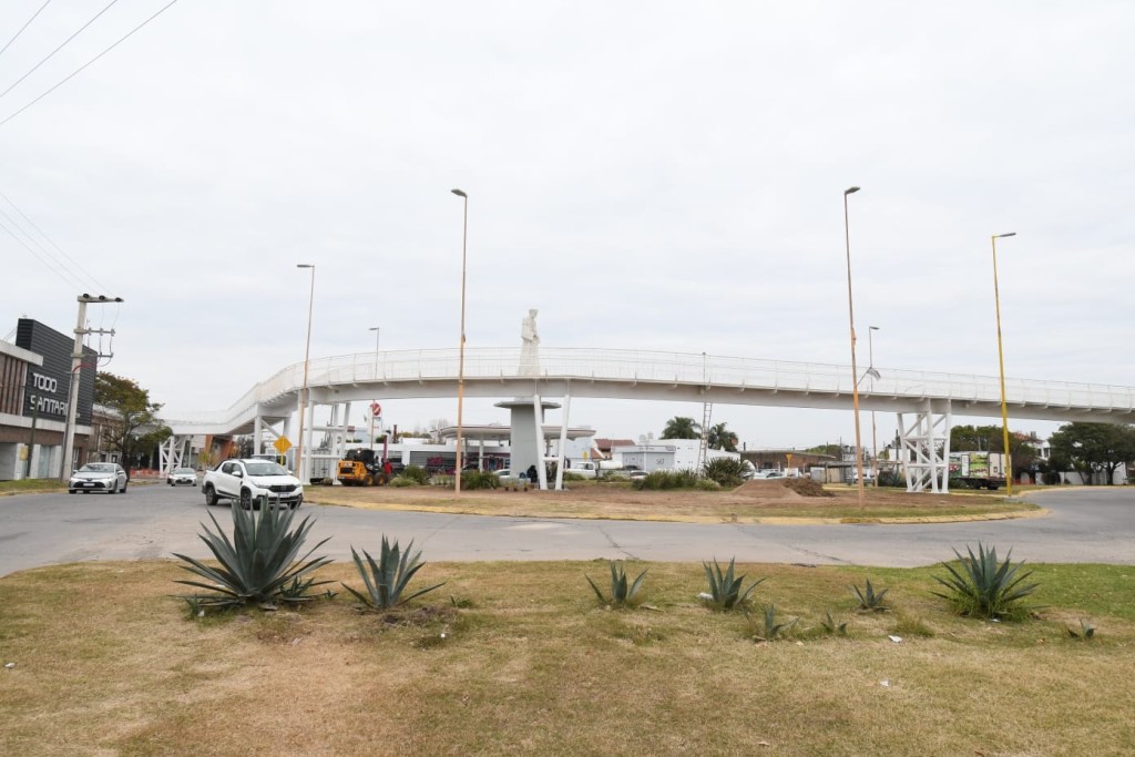 La transformaci&oacute;n del acceso oeste ya se percibe con el paso peatonal y bicisenda a nivel y en altura.