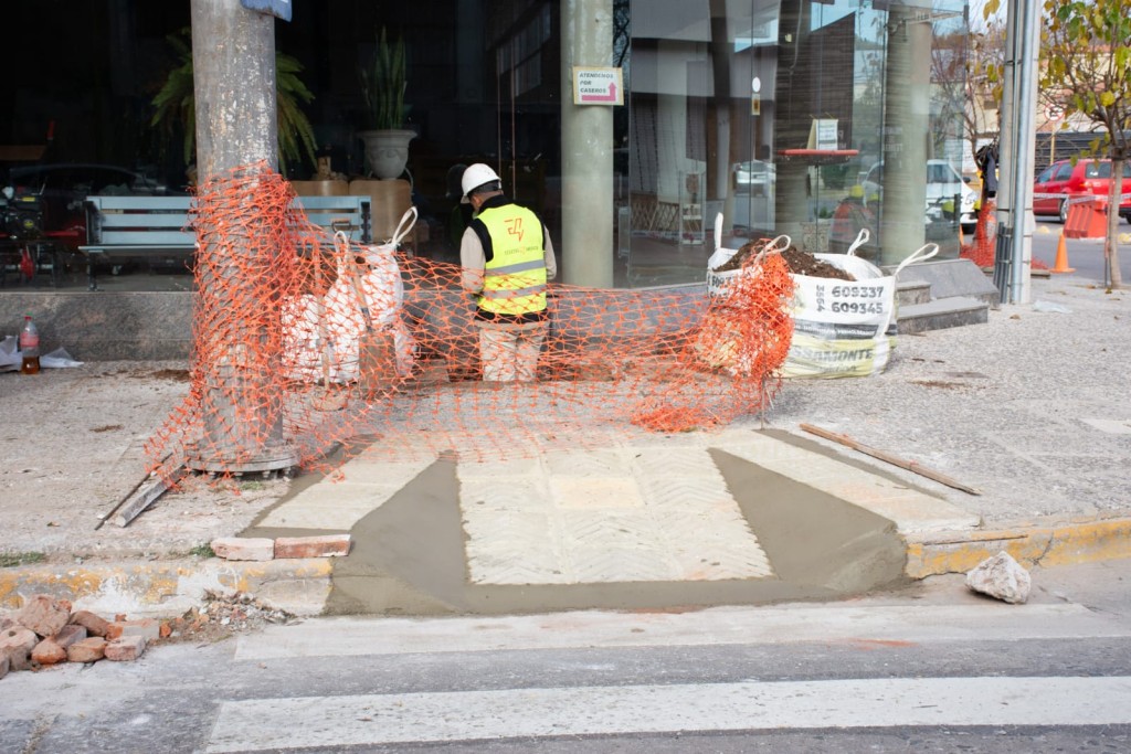 La nueva bicisenda y senda peatonal prioriza la accesibilidad y la seguridad vial.