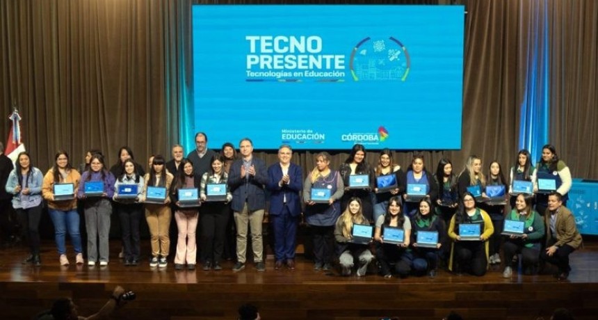 En San Francisco Llaryora entreg&oacute; netbooks y anunci&oacute; dos mil millones de pesos para financiar la educaci&oacute;n t&eacute;cnica provincial.