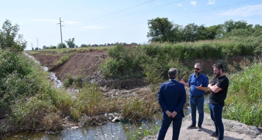 Se trabaja en la limpieza del canal de desag&uuml;es pluviales de la ruta nacional 158.