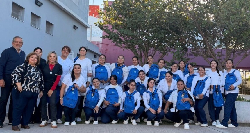 La Provincia fortalece la formaci&oacute;n de enfermeros con la entrega de mochilas e instrumental profesional.