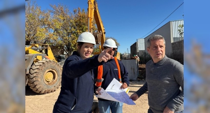 El intendente Bernarte recorri&oacute; el avance de la obra de entubado del canal pluvial en barrio Parque.