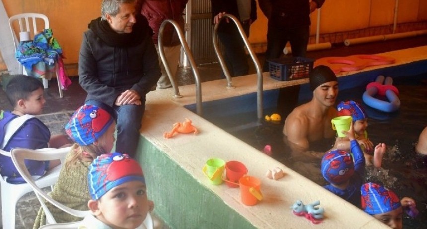 Los ni&ntilde;os del CDI Paula Albarrac&iacute;n de Sarmiento realizaron actividades acu&aacute;ticas en el Sport Autom&oacute;vil Club.