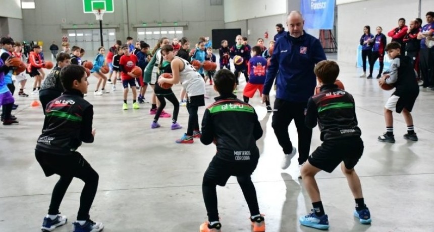 El Superdomo fue sede de una cl&iacute;nica de basquet para categor&iacute;as formativas.