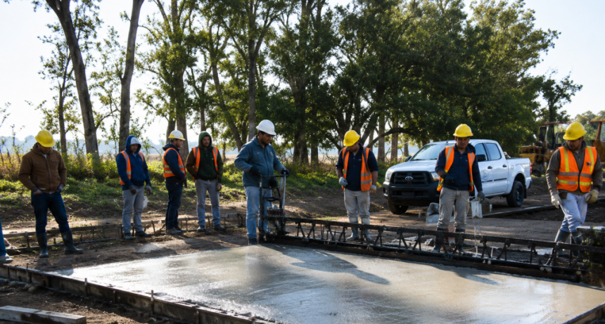 Con sus primeras calles pavimentadas avanzan las obras en el loteo La Arbolada.