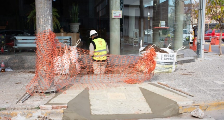 La nueva bicisenda y senda peatonal prioriza la accesibilidad y la seguridad vial.