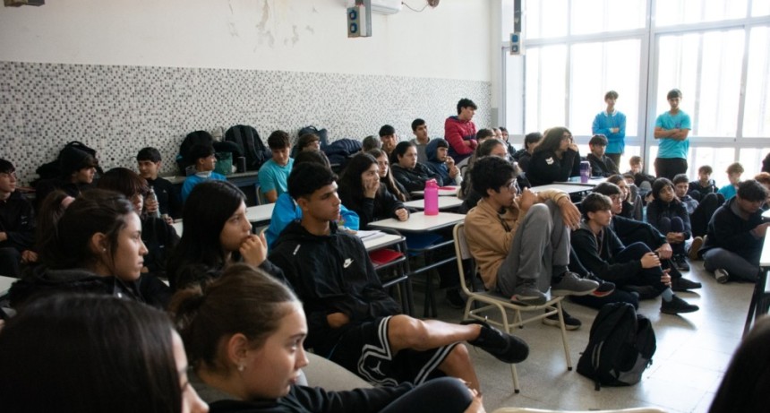 Salud y Diversidad brindan charlas de ESI en colegios secundarios de la ciudad.