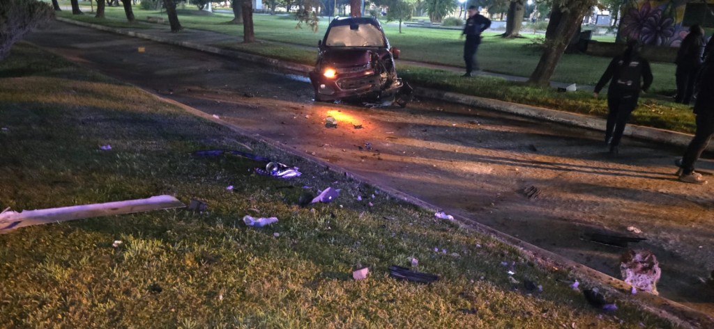 Accidente de tránsito en Av. Libertador (N): vehículo chocó contra poste de luz