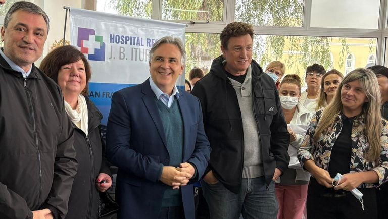 Llaryora , entrego tres nuevas ambulancias