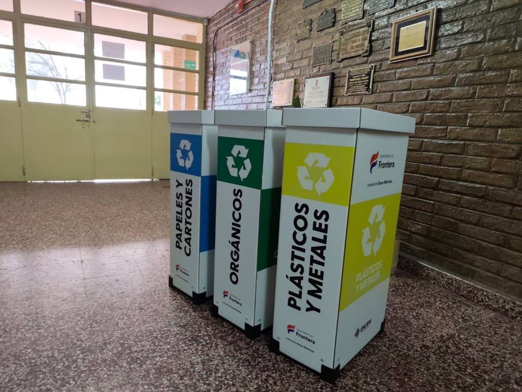 Ciudad Limpia ,  entregamos botaderos de reciclaje en las escuelas de Frontera.