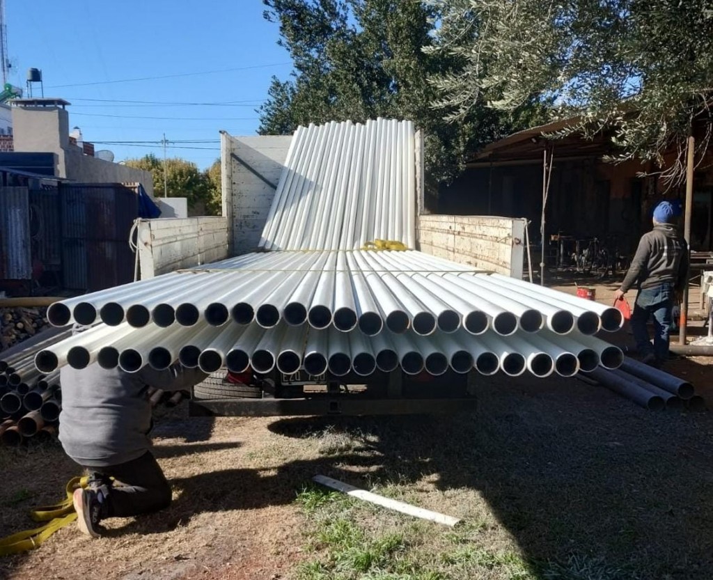 Llegaron nuevas columnas de alumbrado publico a Frontera