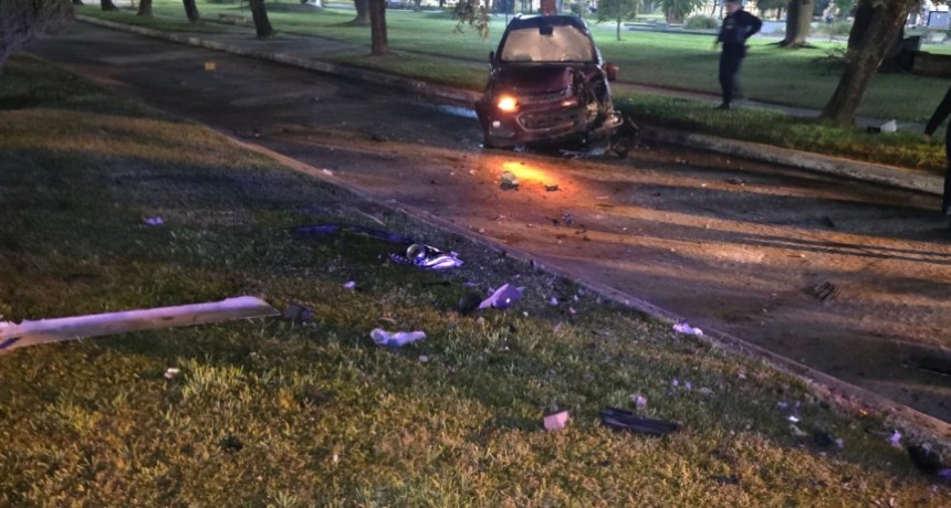 Accidente de tránsito en Av. Libertador (N): vehículo chocó contra poste de luz