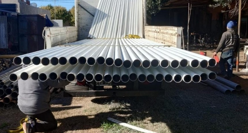 Llegaron nuevas columnas de alumbrado publico a Frontera