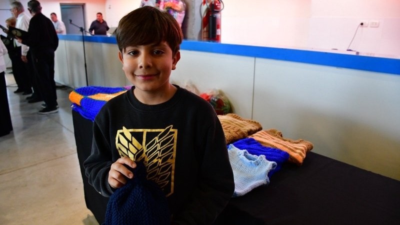 Alan Usandivare, el ni&ntilde;o que expresa con sus manos tejedoras una profunda vocaci&oacute;n solidaria.