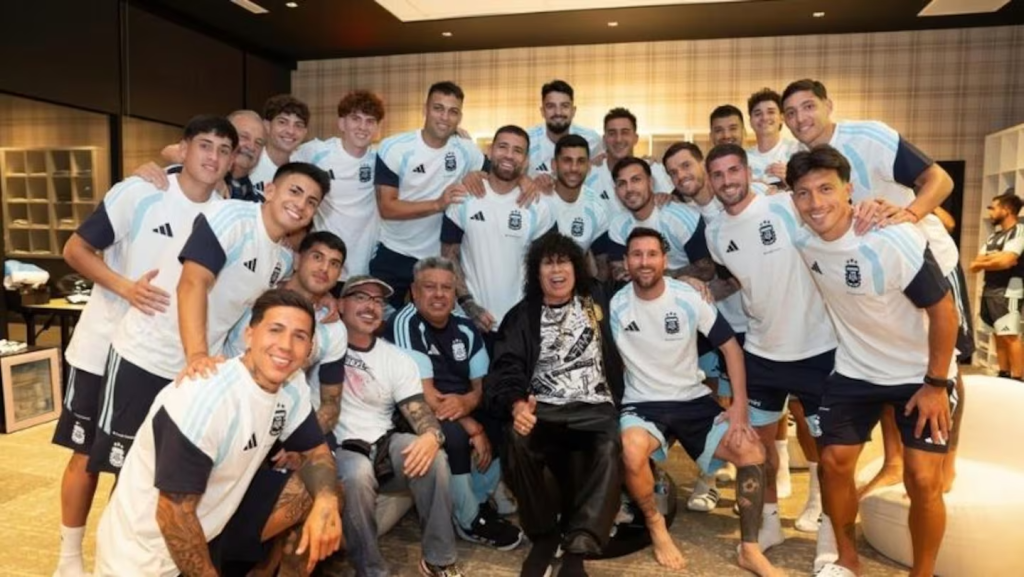 &iexcl;Encuentro hist&oacute;rico! La Mona visit&oacute; a los jugadores de la selecci&oacute;n antes del debut en el mundial.