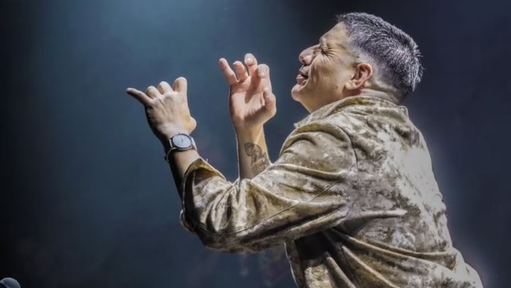 Kesito Pav&oacute;n revivi&oacute; dos cumbias del recuerdo de La Banda de Carlitos.