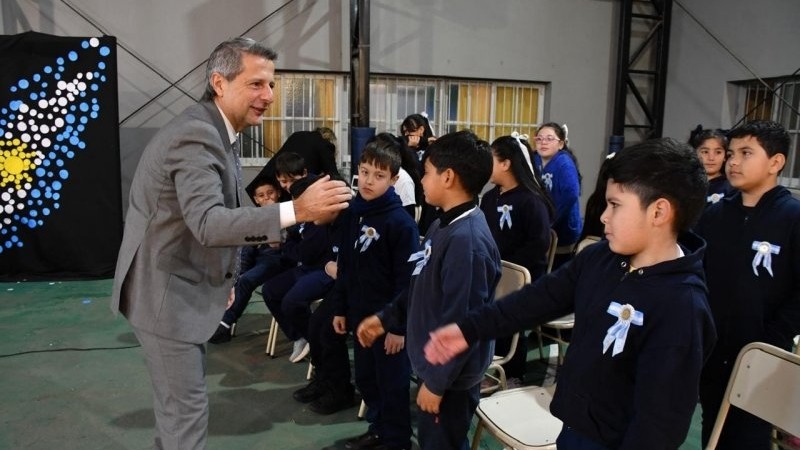 Alumnos de 4to grado de la escuela Hip&oacute;lito Bouchard renovaron su compromiso con los valores patrios al prometer lealtad a la Bandera.