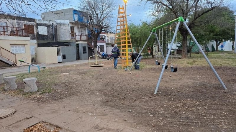 Barrio Roque S&aacute;enz Pe&ntilde;a: las obras de remodelaci&oacute;n de la plaza renuevan el espacio.