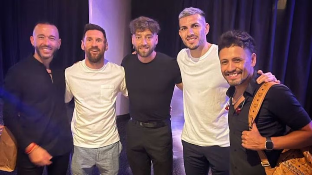 La Konga le cant&oacute; junto a su gente el cumplea&ntilde;os a Messi en el Movistar Arena y obtuvo respuesta de Lionel.