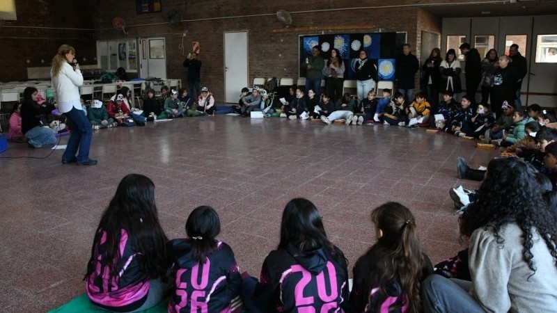 "Rondas Musicales" llegan a las escuelas: una propuesta que naci&oacute; de las mesas barriales para acercar la m&uacute;sica a las infancias.