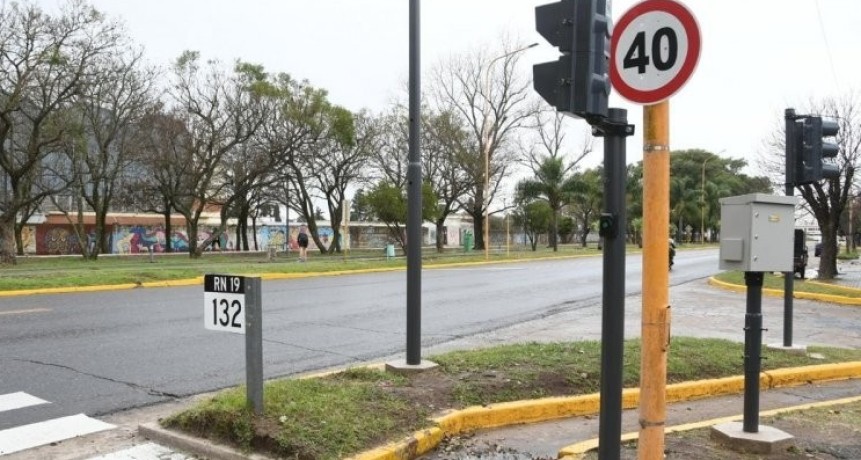 Qued&oacute; habilitado el sem&aacute;foro peatonal en Av. Cervantes y Falucho.